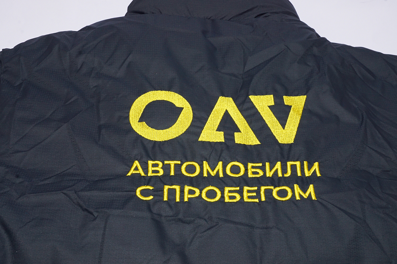 Образец вышитого на одежде логотипа